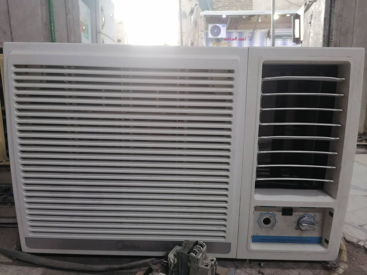 سلام عليكم مكيف ميديا 2 طن جهاز نضيف قرصه شركه
شرط تفحص يلا تاخذه مكاني الشعله ب175  ***********واتساب
