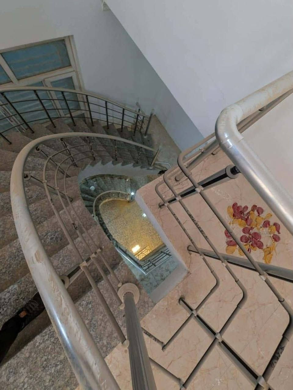 عروضنا اليوم 
دار للبيع بناء حديث سنه 2021
الموقع 🌍 حي الصحه 
 خلف  مارينا 
مساحه الدار 220م🏠
خدمات متوفره كامله 
محتويات الدار طابقين.....
🏠الطابق الأرضي الاول
صاله 
هول 
مطبخ 
غرفه نوم عدد 1 
مجمع صحيات 
🏠الطابق الثاني.....
غرفه نوم عدد 3
مجمع صحيات 
علما الدار فارغ تسليم مباشر 
غير مسكون 
اي استفسار او الاتصال على الارقام التاليه 📞 📱 📱 📱 📱 
***********
***********

