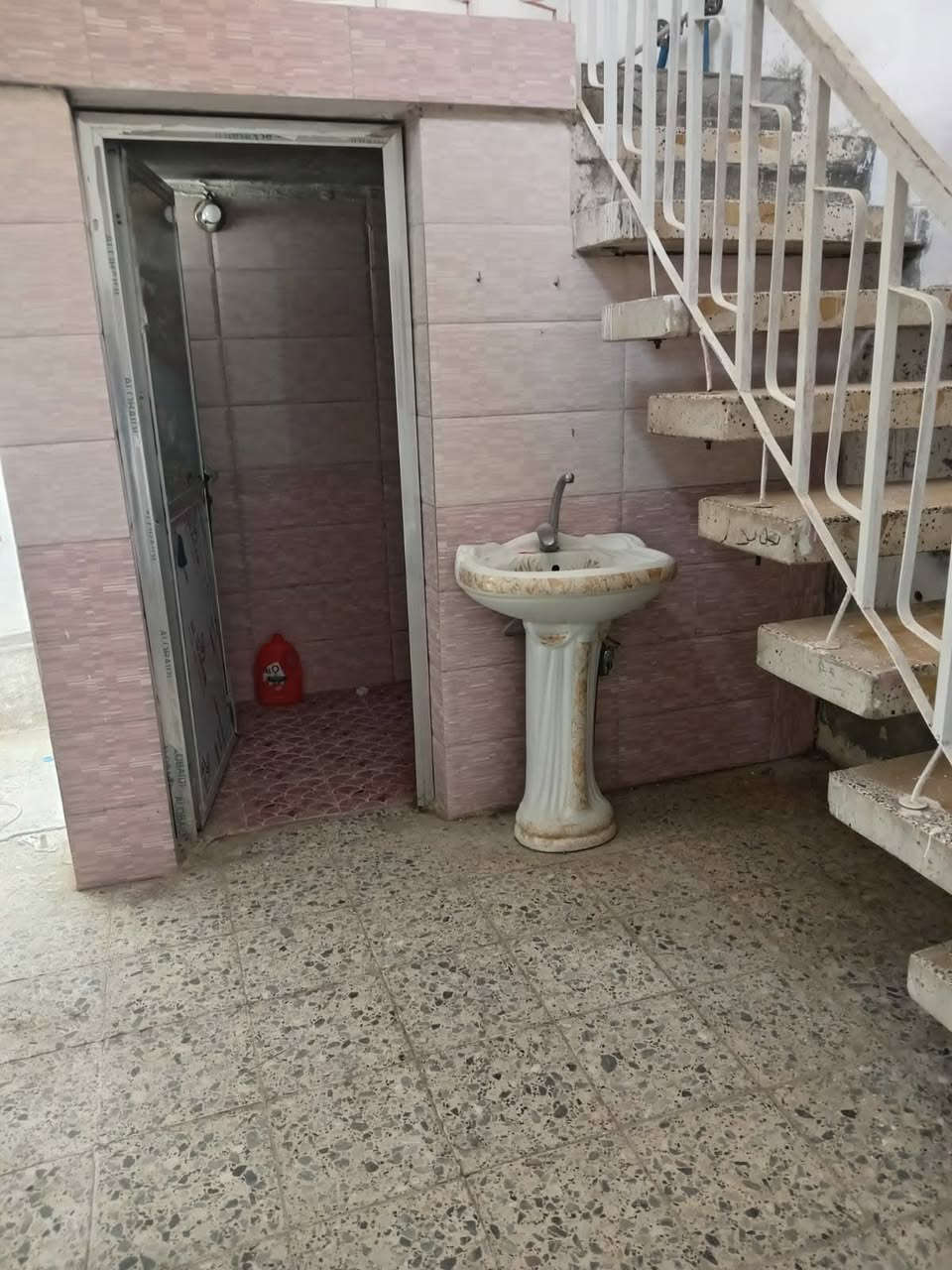 سلام عليكم ورحمة بيت للبيع او لايحار طابو صرف مساحت ١٣٠ متر عندي بيت في مهندسين قرب جامع زين العابدين صاله مطبخ كليدور حمامات داخل وخارج 3غرف نوم السعر ١٣٠ وبي مجال رقم الهاتف *********** رقم ***********
