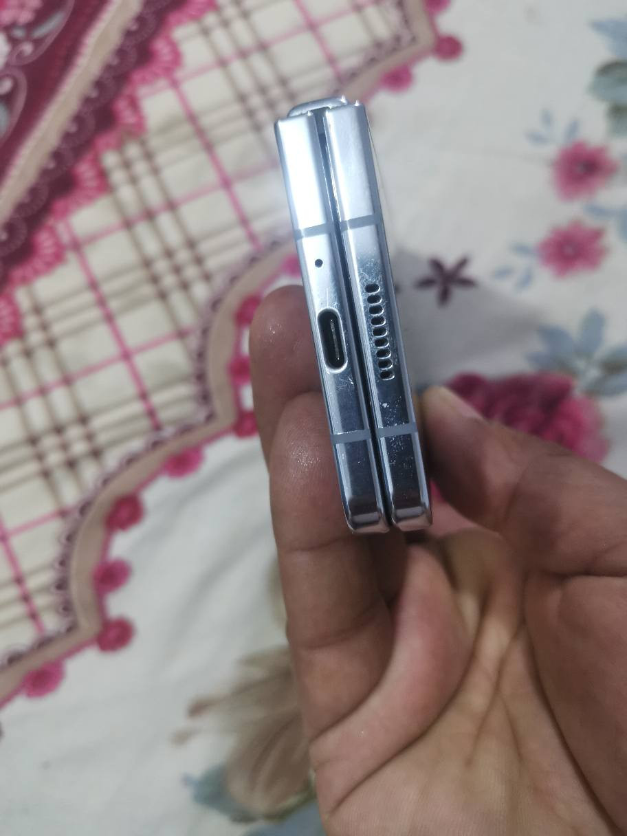 سامسونك زت فولد فايف جهاز نظيف لاكسر ولازلق بيه فقط طبع قليل سعره ٦٢٥ وبيه مجال قليل ناصريه مركز تصال او واتساب *********** ناصرية, ذي قار
