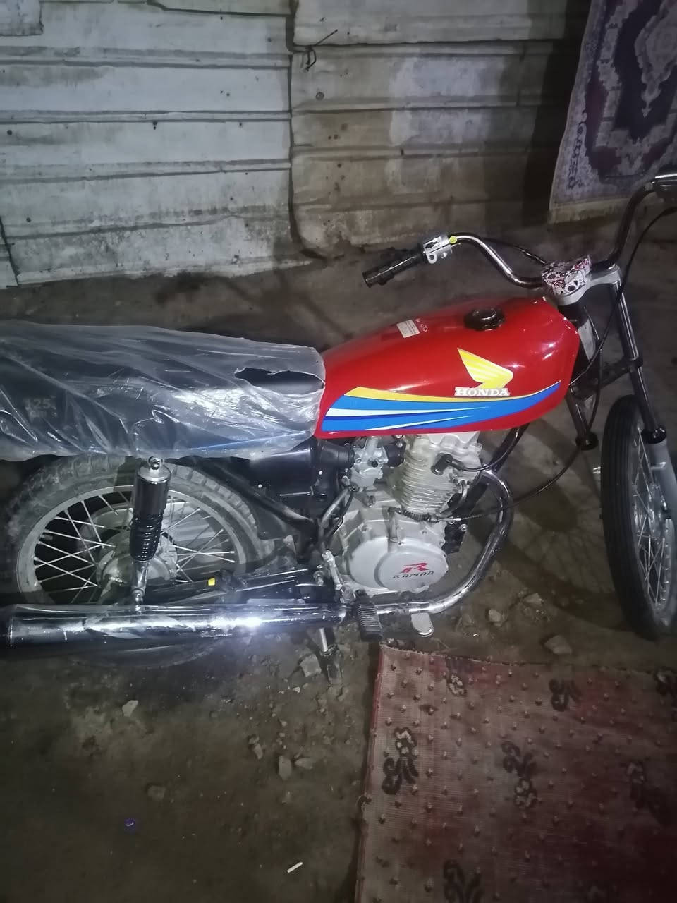 السلام عليكم دراجه للبيع تعمير جيد بس محرك قديم شغال بس ويلات الدراجه أوراق المكان البصره ابو. الخصيب الرقم بي واتساب ***********
