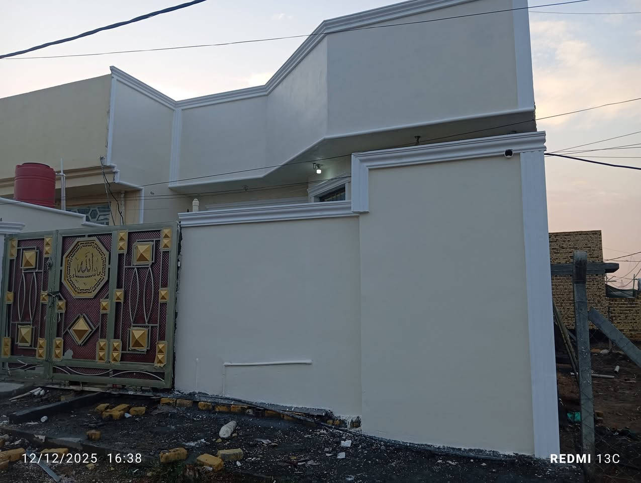 دار 150 م طابو صرف يحتوي على غرفتين نوم واستقبال ومطبخ وصحيات داخليه و خارجيه وهول للبيع والاستفسار مكتب المهندس للعقار ***********
