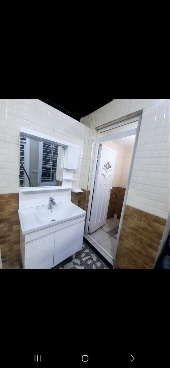 السلام عليكم
بيت للبيع مساحته ١٢٠ 
الواجهه ٦ ونزال ٢٠ 
بيت جديد بناء سنه ٢٠٢٢
 الطابق الأرضي استقبال ومطبخ
وصاله ومنور وغرفه نوم كبيره وصحيات

الطابق الأول
غرفتين نوم كبيرات وصاله وحمام 
وبيتونه كبير طوله ٧ مترات 
حي اور مربع جامع عمار ابن ياسر 
محله ٣٣٧
العلم البيت باني على يدي 
تلفون ***********
