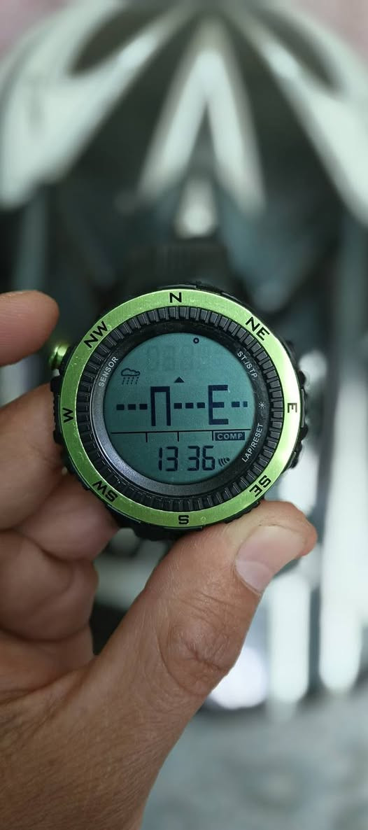 ساعه 
 طراز LAD WEATHER،   من سلسلة "Sensor Master" (مثل lad004 أو lad024). 
الميزات الرئيسية
تتضمن هذه الساعة المخصصة للأنشطة الخارجية مجموعة من المستشعرات والميزات المفيدة: 
مستشعر ألماني عالي الدقة.
توقعات الطقس: تتنبأ بالطقس باستخدام أيقونات (مشمس، غائم جزئيًا، غائم، ممطر، عاصف) بناءً على التغيرات في الضغط الجوي.
مقياس الارتفاع (Altimeter): يقيس الارتفاع الحالي ويتضمن رسمًا بيانيًا لتاريخ الارتفاع المسجل كل ساعة.
مقياس الضغط الجوي (Barometer): يقيس الضغط الجوي ويعرض رسمًا بيانيًا لتاريخ ضغط مستوى سطح البحر.
بوصلة رقمية (Digital Compass): توفر قراءات الاتجاهات وإمكانية المعايرة.
مقياس الحرارة (Thermometer): يقيس درجة الحرارة المحيطة.
ميزات أخرى: تشمل ساعة إيقاف (كرونوغراف)، ومؤقت للعد التنازلي، ومنبه يومي، وإضاءة خلفية. 
السعر خاص يوجد توصيل


**إذا كنت صاحب هذا الإعلان وتريد حذفه لأي سبب، رجاءا أرسل رسالة إلى الدعم الفني**