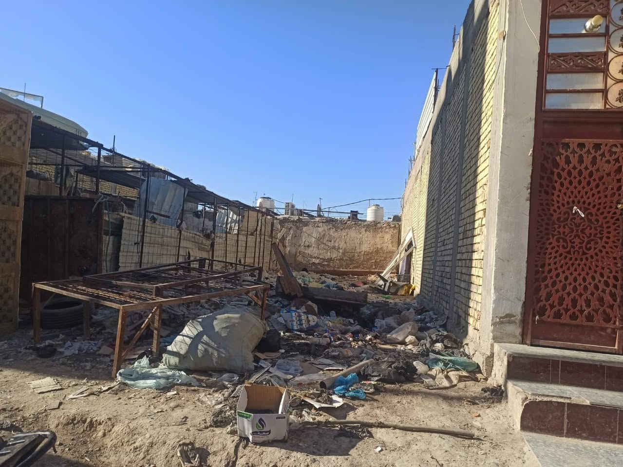 قطعه للايجار يبنيها المستثمر ويستقطع من ايجارها الشهري تصلح مجمع او محل تجاري كبير
نزال ٢٢ متر الواجهة عرض ٧ متر 
الموقع الشطرة سنتر المدينة جسر الولايه
شارع الدجاج حاليا شارع ساده ال وادي الغرابي
اتصال أو استفسار
 ***********
***********
