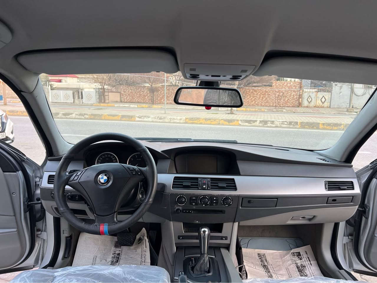 BMW 
مۆدێل 2005 
مەکینە 530 
مەنەفێست ئەسڵێ پاکانە مرور غڕامە بەشەرت 
مەکینە گێڕ بەشەرت 
دەعامی بۆ دەعامی بەشەرت 

نرخ ___85 وەڕەقە معملە 
***********
*********** سوران, أربيل
