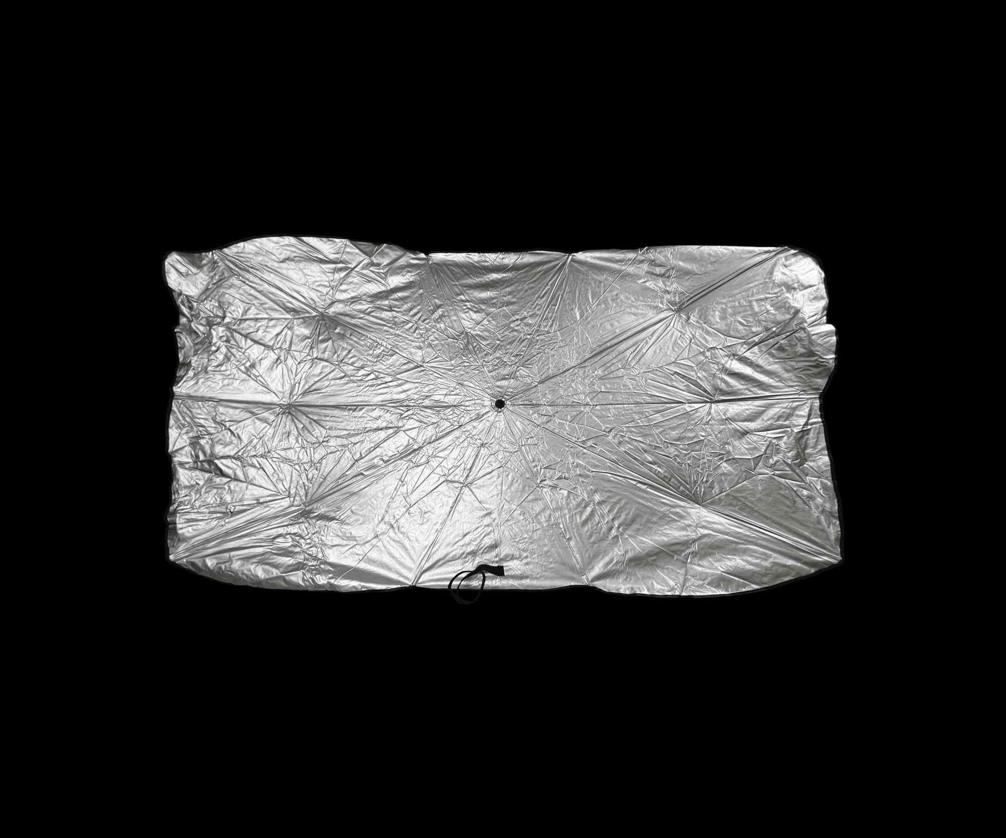 مظلة زجاج أمامي للسيارة قابلة للطي – تصميم مظلة (Car Umbrella Sun Shade) سعر 11 الف 
توصيل 3 الاف جميع محافظات العراق 

الاستخدامات

حماية داخل السيارة من أشعة الشمس المباشرة.

تقليل حرارة المقود والطبلون والمقاعد.

حماية التابلوه من التشققات وتغير اللون.

تقليل تأثير الأشعة فوق البنفسجية (UV).

مثالية للاستخدام اليومي في الصيف.

المميزات

تصميم مبتكر يفتح مثل المظلة خلال ثواني.

مادة عاكسة مزدوجة الطبقة لعكس الحرارة وأشعة الشمس.

هيكل داخلي معدني قوي (أضلاع مظلة متينة).

زر قفل وفتح سريع.

مقبض بطول 40 سم لسهولة التحكم.

سهلة الطي والتخزين داخل الباب أو الدرج.

مناسبة لمعظم السيارات.

أبعاد المنتج:

الطول 130 سم

العرض 80 سم

ارتفاع المقبض 40 سم

قياس الكارتون:

35 × 6 × 7 سم

محتويات الصندوق

1 × مظلة زجاج أمامي للسيارة

1 × حزام تثبيت (فيلكرو)

علبة كرتونية

الملاحظات

يُفضل إغلاق المظلة بلطف للحفاظ على عمر الأضلاع المعدنية.

تأكد من القياس قبل الشراء لضمان التوافق مع سيارتك.

اللون الداخلي فضي عاكس والجهة الخارجية سوداء.


**إذا كنت صاحب هذا الإعلان وتريد حذفه لأي سبب، رجاءا أرسل رسالة إلى الدعم الفني**