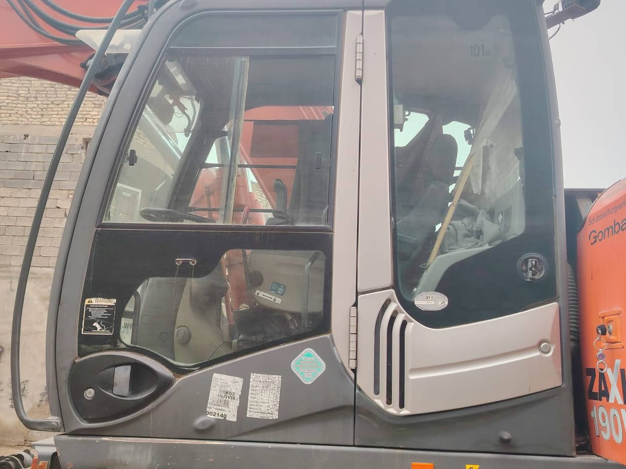 حفارة هيتاشي تاير 2011 للبيع 
كاملة من كلشي وجاهزة للعمل وياها كيلة ونقار 
للاستفسار الاتصال ***********
