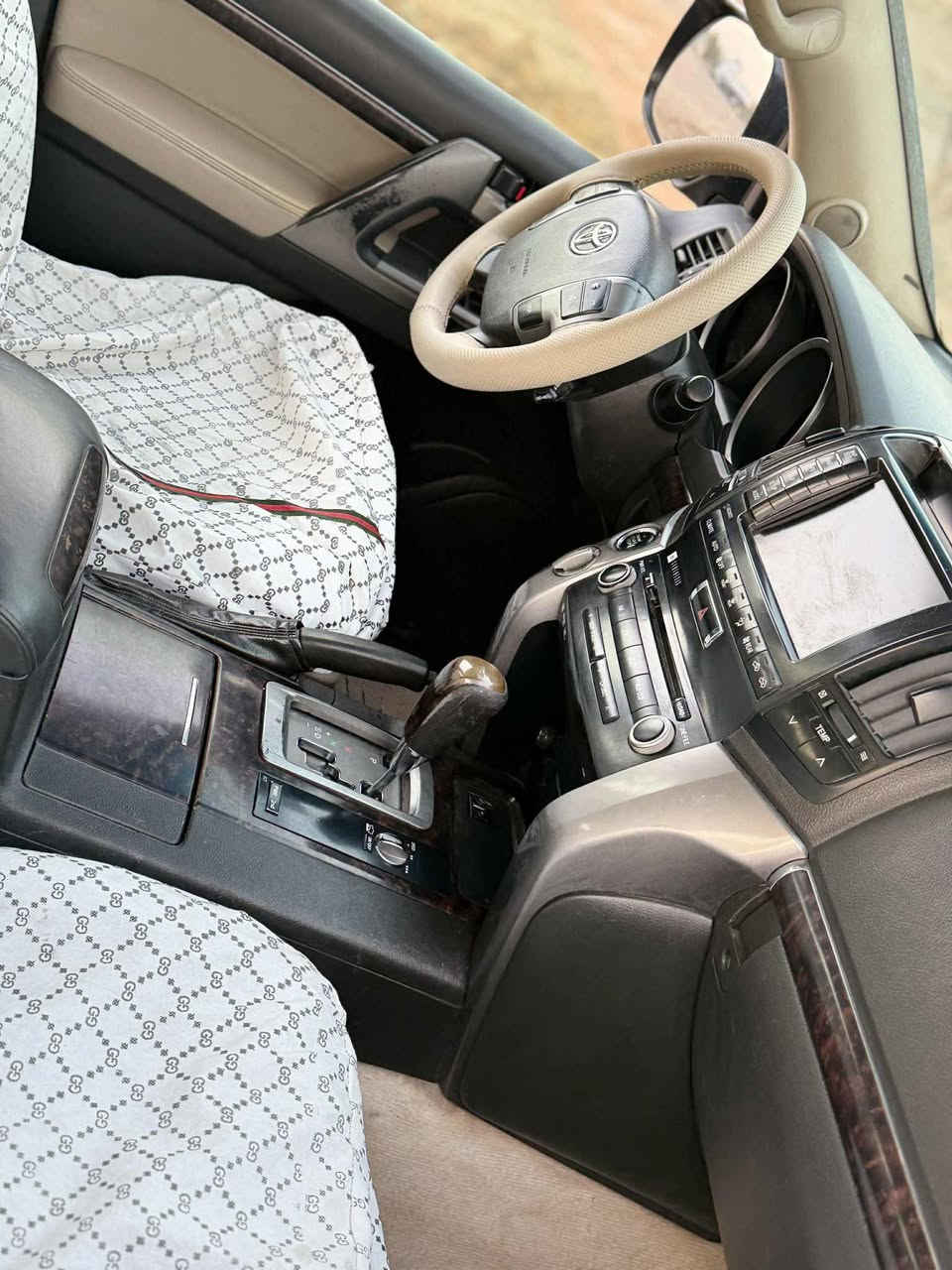 لاندكروز ٢٠١٠
VXR
تحويل باسمي
رقم بغداد نكليزي 

سياره جاهزه مكينه 
تخم تاير تبريد حداده
سعرها 225 وييها مجال  بسيط
للاستفسار اتصال على الرقم 
***********
