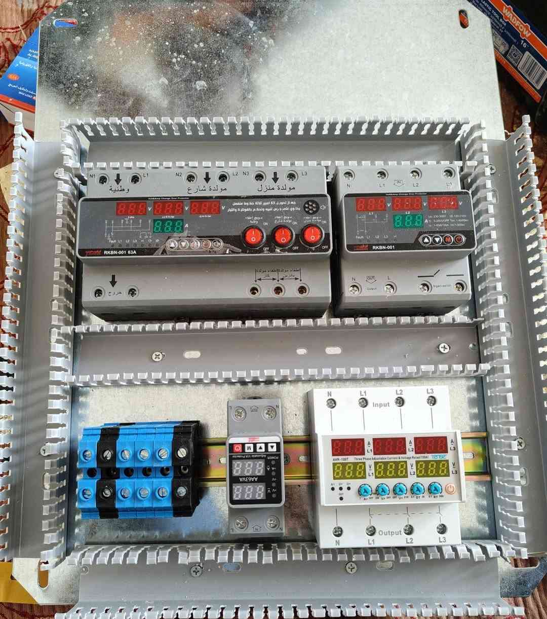 تم تنفيذ بورد حماية بسيط وبمواد اقتصادية الكلفة مقارنة بـ ATS، مع:
✔️ تقفيل البيت بالكامل.
✔️ تقفيل السيركت.
✔️ توفير حماية كاملة للأشخاص من الصعقة الكهربائية.
✔️ إضافة جوزة إيرث كلج للسخان لزيادة الأمان.
🔧 مواصفات البورد:
✅ حماية ثري فيز تفصل تلقائيًا في حال ارتفاع أو انخفاض الفولتية على أي فيز.
✅ إضافة سلكتر اختيار أفضل فيز مخصص لخط الإنارة لضمان استقرار الإضاءة.
✅ حماية خاصة على خط المولدة في حال ارتفاع أو انخفاض الفولتية.
💡 هذه المنظومة تضمن تشغيل مستقر وتحمي الأجهزة من الأعطال الناتجة عن تذبذب الكهرباء.
🔌 البخيت للأنظمة الذكية والتأسيسات الكهربائية
نصمم وننفذ بوردات حماية حسب الحاجة وبمواصفات عالية.
✍️ المهندس مرتضى
📞 ***********
📞 ***********
