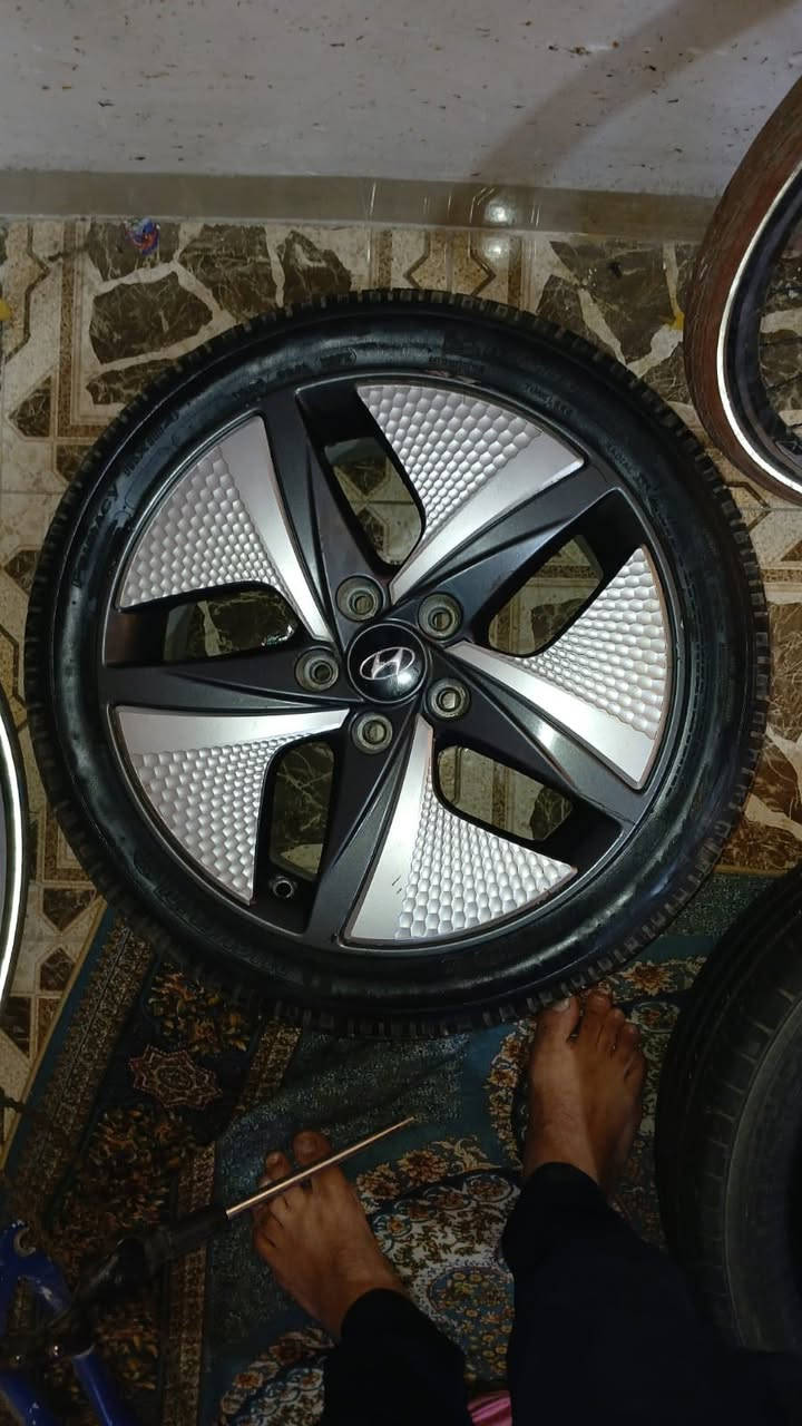 السلام عليكم
تخم ويالة اصلية مال هونداي مع تايرات حجم 17 التايرات نضاف بيهن تاير واحد نضافة ٧٠٪؜ 
السعر ٦٠٠ الف وبيهن مجال 
***********
