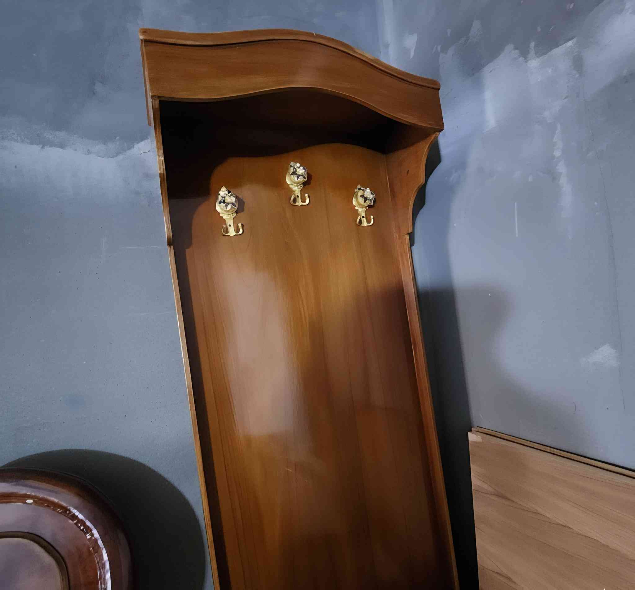 غرفة نجارة تزكام درجة اولى قيمتها ٣ونص كلفت بس ابيعها واحد ونص بيها مجال للجاد 
***********
بصرة خصيب حمدان
