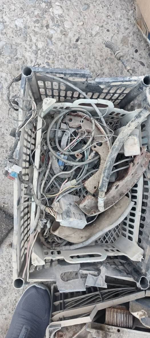 السلام عليكم / غراض كيه سبورتج للبيع👇
كير عادي عدد 2/ اويل بم مال مكينه ميكر عدد 2 / كور مال مكينه مسكر عدد 2 / تايرات مستعمله عدد 6 / دعاميه اماميه /
درع امامي / تانكي حديد هوه والقاعده مالته والدرع / شيال مال سبير / غطه مال سبير / دشبول فارغ مثل ما موضح بالصوره / وهذني الصناديك بيهن قوايش ونوزلات وبلي مال راس كرنك وكمبريسر ووقواعد مال بور ستيرن وقاعده مال كمبرسير وقاعده مال فلتر وقاعدة اذان ووهواي شغلات / مكينه كايمه بيها بلي مال راس كرنك وادينمو وكوع مال مي والكور جديد مالتها / كل الغراض الي يحب يشتريهن ابيعهن كلهن


**إذا كنت صاحب هذا الإعلان وتريد حذفه لأي سبب، رجاءا أرسل رسالة إلى الدعم الفني**