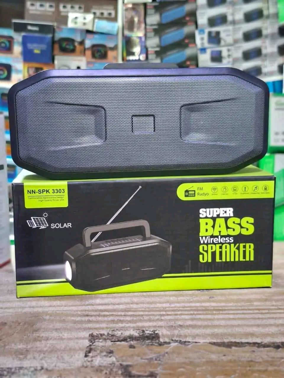 هذا الجهاز هو مكبر صوت لاسلكي محمول (Bluetooth Speaker) متعدد الاستخدامات، موديل NN-SPK 3303، يتميز بقدرته على العمل بالطاقة الشمسية. 
المواصفات والمميزات الرئيسية:
خيارات التشغيل: يدعم الاتصال اللاسلكي عبر البلوتوث، بالإضافة إلى راديو FM، ومدخل USB، ومنفذ لبطاقة الذاكرة TF Card، ومدخل Aux.
نظام الطاقة: يحتوي على لوحة طاقة شمسية مدمجة للشحن في الأماكن الخارجية، كما يمكن شحنه عبر منفذ كهربائي تقليدي.
وظائف إضافية: مزود بمقبض للحمل، وهوائي (Antenna) لتحسين استقبال الراديو، وكشاف LED جانبي للإضاءة في حالات الطوارئ أو التخييم.
جودة الصوت: يروج له كجهاز ذو صوت جهير قوي (Super Bass).
سعة البطارية: تتراوح عادةً بين 1200 إلى 1500 مللي أمبير (mAh) 
نوع البطارية: بطارية ليثيوم أيون (Lithium-ion) قابلة لإعادة الشحن
للاستفسار عن السعر والتفاصيل علق بكلمة تم يأتيك الرد على الخاص


**إذا كنت صاحب هذا الإعلان وتريد حذفه لأي سبب، رجاءا أرسل رسالة إلى الدعم الفني**