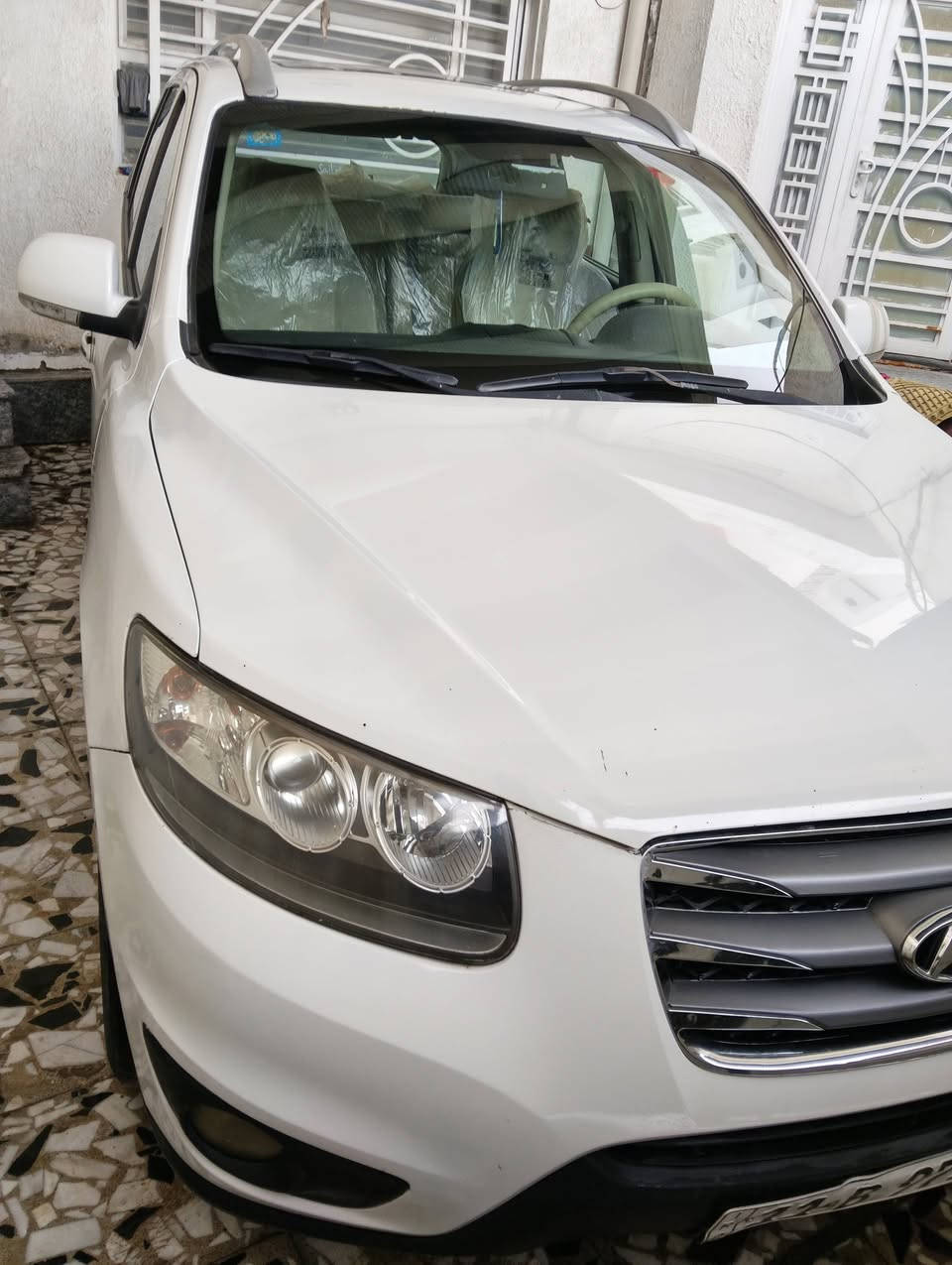 السلام عليكم
سنتافي 2011فول مواصفات 
6سلندر .بصمه .فتحه .حساسات .7راكب .وبعد مواصفات رقم بغداد دولي بسمي سونار بيها باب وجاملغ وشويه جوه اليده مال باب السايق 
ب130وبيها مجال واعتذر عن الاطاله 
رقمي ***********كربلاء
