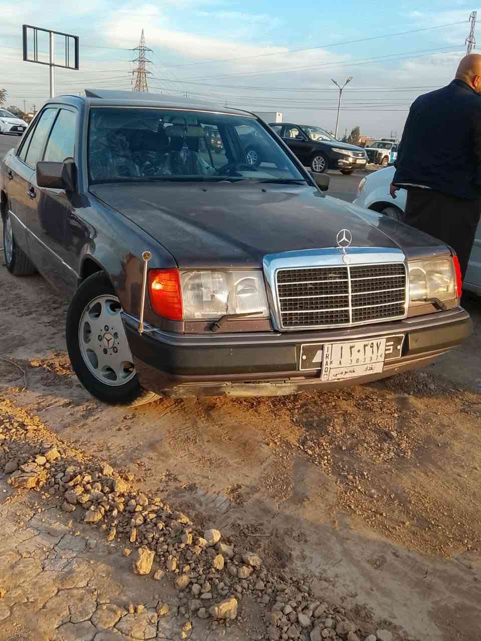سلام عليكم مرسيدس دب🇩🇪 موديل 1991🧿للبيع بلاديه 6سلندر قبق اسود E300 سياره بيه صبغ شبرين بل جاملغ لخلفي وبارد بخشم لجاملغ المامي تخم تاير جديد وصدر امامي خلفي قبل سبوع اشتغلته كير ومحرك بلاد خير من الله 🪬تبريد عوزه بس غاز شغال🥶 نواقصه مرايه جانبيه و دكمه مال دبل اشاره ومسجل بس غيره مابيه شي لون احمر عنابي بيه جراد قليل بس بوليش عوزه بس هيه بيه شوفه حلوه نصبته سعر (70)بيه مجال بيع مستعجل 🔥 ستفسار(***********)مكان بغداد جسر المثنى الجزيره
