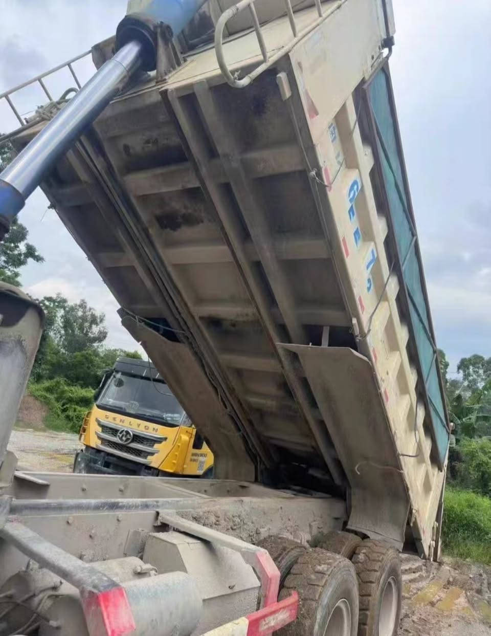 Sell Hino 700 dump truck


**إذا كنت صاحب هذا الإعلان وتريد حذفه لأي سبب، رجاءا أرسل رسالة إلى الدعم الفني**