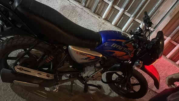 السلام عليكم دراجة بوكسر 2023 مرقم كامل بأسمي تحويل ثاني يوم الدراجة مفتوحة مرة وحدة والدراجة خير من الله مابيها اي نواقص رايدها ب2250 وبيها مجال حك جيتك مكاني بغداد شارع حيفا الشراي يراسلني خاص او يتصل على ***********
