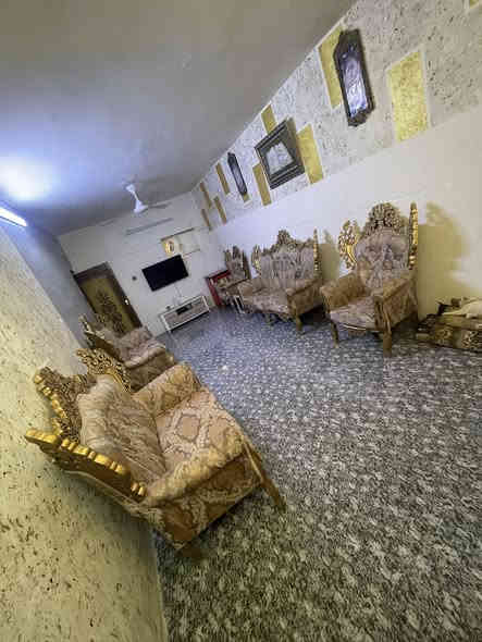 لسلام عليكم للبيع شقة طابو صرف (موقع مميز )جدا تعتبر بيت سند مستقل المساحه ١٠٢ م الشقه مترممه حديث ماء مجاري كهربائيات كله حديث تحويرات ارضيه بورسلين غرفتين نوم وستقبال  ومطبخ وصحيات كله درجه اولى 
بيها كراج كلش جبير وبيها  سندويج راح ينشال 
وذا المشتري يحب يشتري يستثمر ياجر المشتمل السندويج وذا يحب يسوي مكانه حديقه عنوان ابوغريب مجمع عمارات الالبان رقم عماره١٤ 
استفسار هاتف***********
