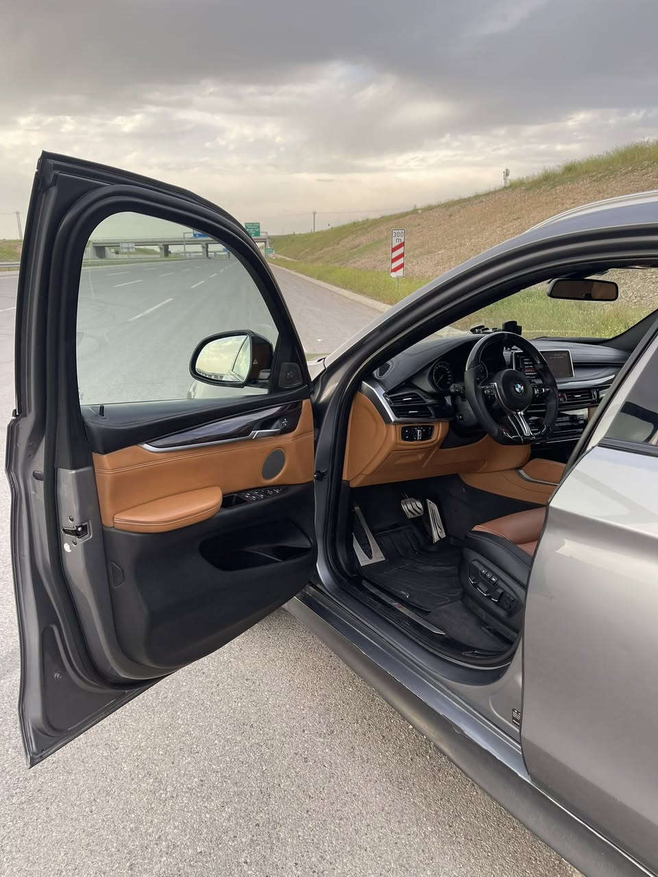 السلام عليكم 
للبيع بي ام x6 50i
موديل 2018 فول مواصفات رادار امامي هدب دسبلي بوب شفط رادارات جانبيه كامرات 360 كشنات تدفئه تبريد وباقي المواصفات المعروفه 
السياره خليجيه صبغ بسيط في الجاملغ الخلفي اليسار 
السعر 28
للاتصال 
***********
***********
***********
