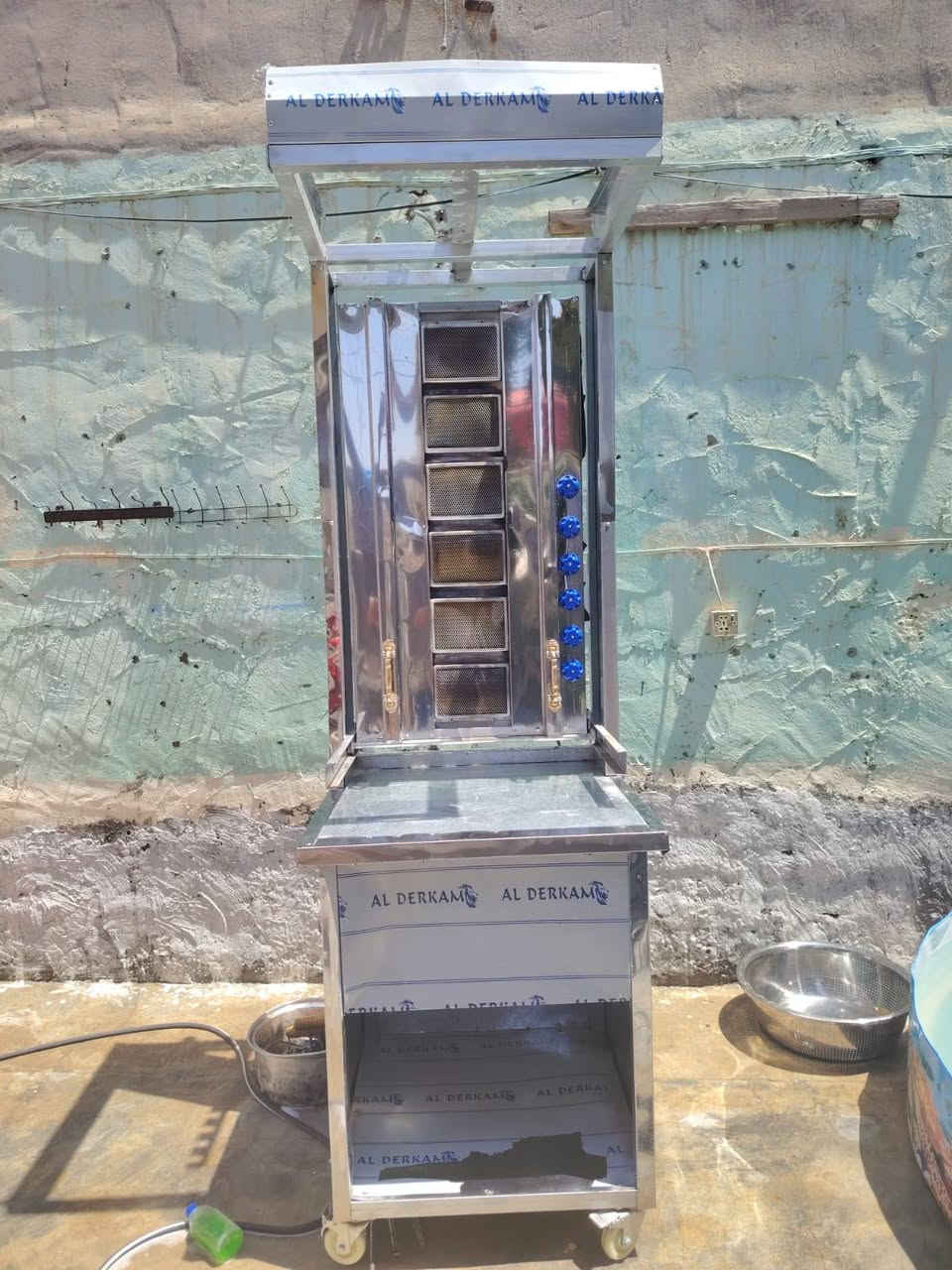 للبيع العنوان مدرسه الأمين  بعقوبه شوايه الكص مستخدمه ساعه يعني بس فحص  العارضه خليت جام الها وصارت بعد احلى يعني تريدها عارضه لحم او غير شي شوايه كباب هيه والموطاور مالها كامله شوايه الكص والله اخذتها 700 اسلايت وطباخ داخلي هم  هسه اريدهه 350 العارضه 250 شوايه الكباب 80 هاذ الرقم خادم اليبين ***********

