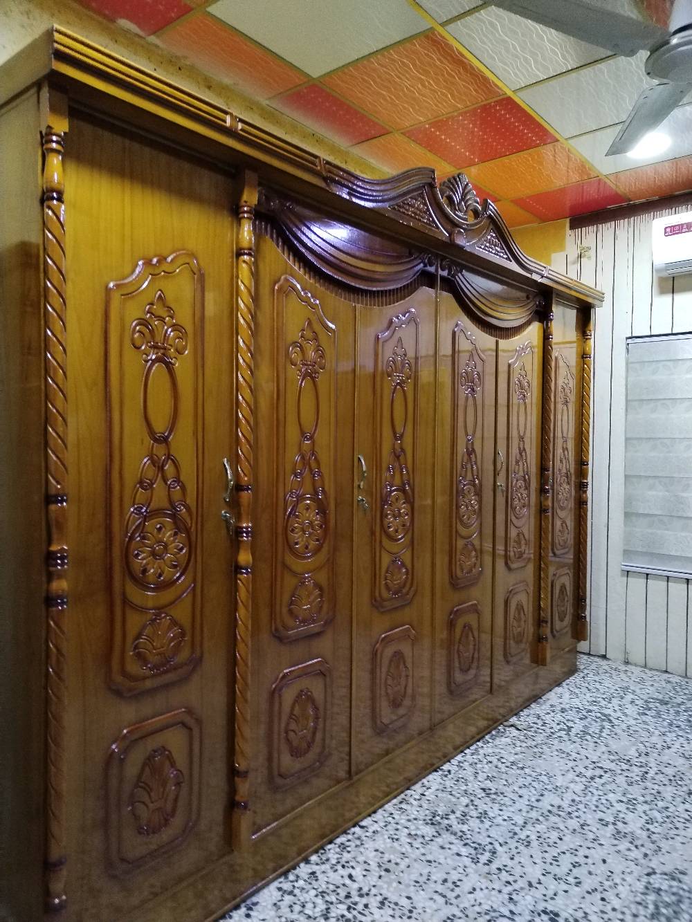 سلام عليكم 
👷‍♂️نجار👨‍🔧الغرفه النوم  فتح و شد و تصليح🔨🛠 كل نواع الغرف النوم التركيه وصيني و العراقيه و الماليزي و مصري 
و كاونترات تركيه فتح وشد تصليح و صبغ و تلميع صاج وصبغ  حراري الغرف النوم العراقيه 
تصليح الغرف النوم التركيه تبديل سجه البواب سلايت 
تبديل تايرات بيبان سلايت
و تصليح صبغ بواب منزل🚪🚪🪑 كل نواع الاثاث المنزلي  
بسعار مناسبه 💰
في كل مناطق البصرة 
***********
***********