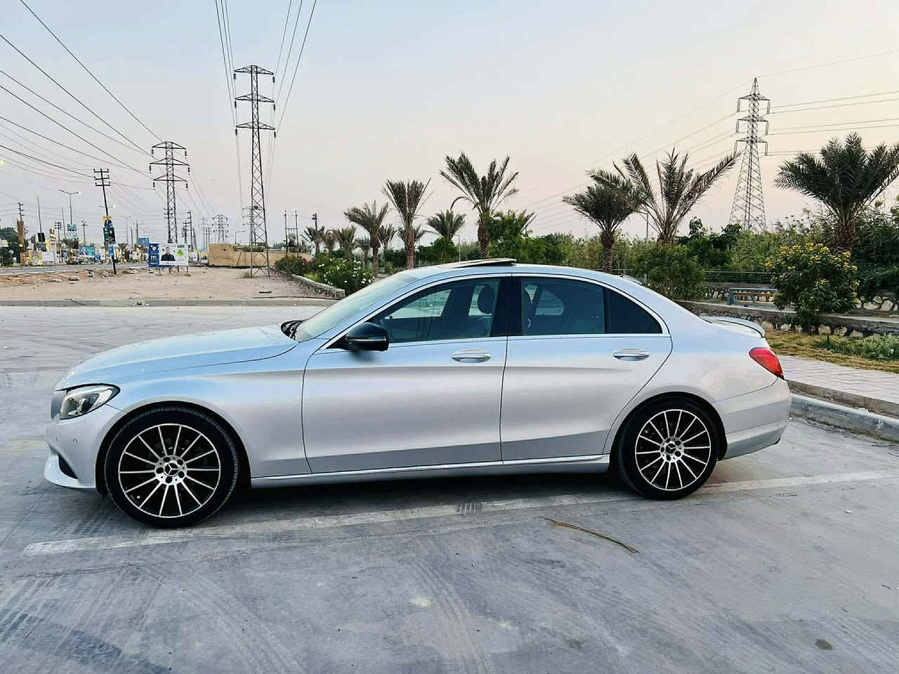 السلام عليكم
مرسيدس c class 200 
موديل 2016 كفالة :
محرك كير شاصي بدنه مكفولة مـن ڪُلشـي 
ماعدا مكان بسيط بقبق الجنطة موضح بالصورة 

المواصفات الخليجي : c200 تجي فتحه سقف 
محرك 2000 تيربو طيارة ✈️ 
كشنات جلد تدفئة كشنات كهرباء 
رادار امامي + بريك تلقائي مانع تصادم 
نقاط عمياء حساسات 360 د
اوتو ستوب + 5 انظمة قيادة 
هاند بريك بصمة 
ايقاف تشغيل المحرك عند التوقف (نظام اقتصادي )
و هواي مواصفات معروفه بالسيارة 

السيارة نضيفة حيل تفحص كلشي وتقتنع 
حدادية جديدة قبل شهر بدلتها 
قطع المانية بالكامل 
ماعايزها ربع السيارة تشغل وتطلع 
تحويل او وكالة 
السعر تم تخفيضه 183$ 
التواصل ع رقم ***********
