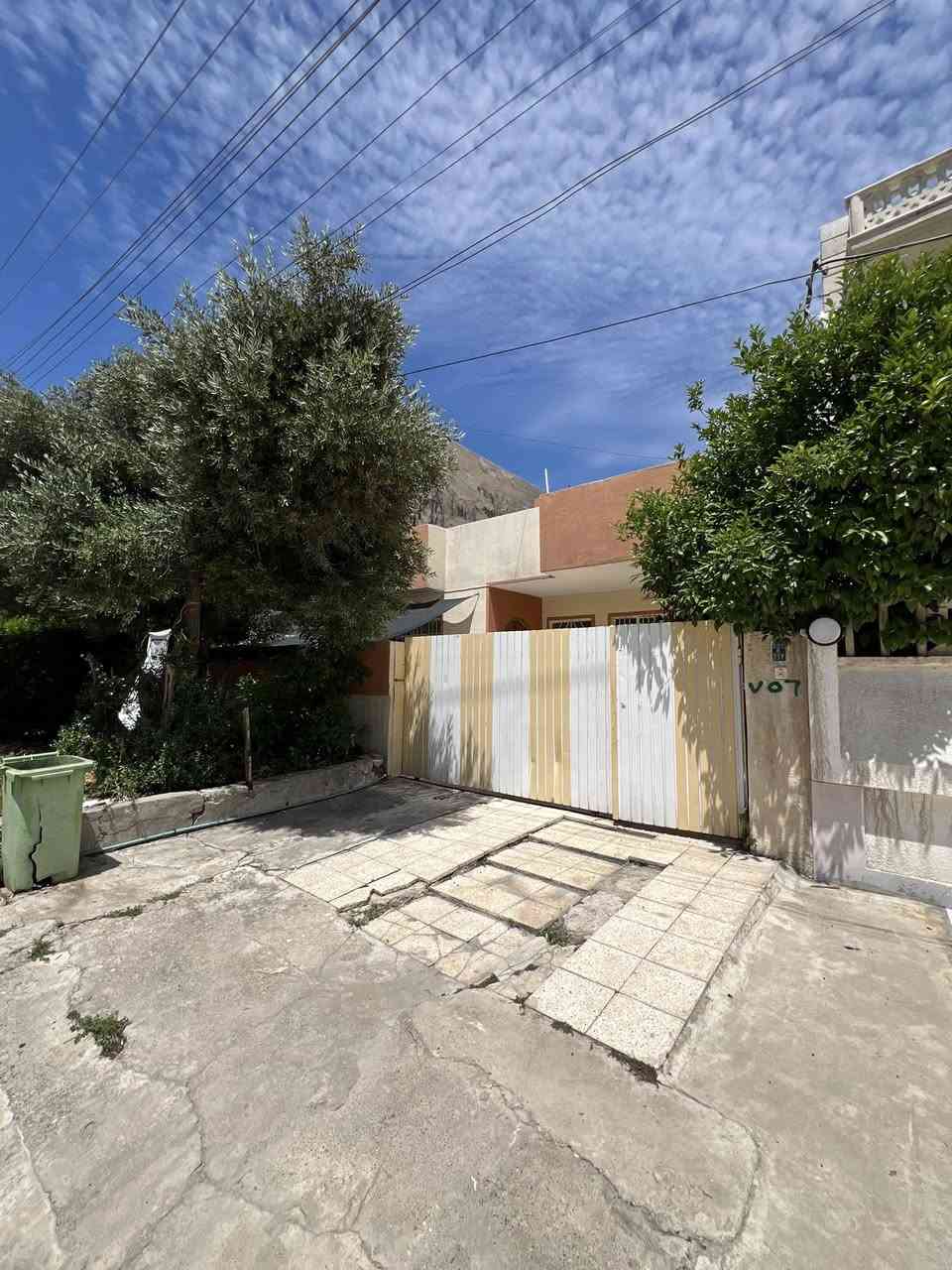 عروض مكتب (( العلاف لتجارة العقارات )) 🌟
🏠دار للبيت 200 متر الواجهة 10 متر 
🛑طابق ونص بناء قديم بحساب ارض 💠

1️⃣الطابق الاول : غرفة نومً  + هول + استقبال + مطبخ كراج + حديقة 🌳+ صحيات 🚾

2️⃣الطابق الثاني : اربعةً غرفةً نوم  + هول + بلكونة 

صحيات 🚾

📄سند سكني ملك صرف / شرط القرآر التمليك والتحويل 

❌لانتعامل برفع سعر العقار عن سعرة الآصلي نجمع البايع بالمشتري مباشرتأ _ لا نوقف البيعة بخلاف عن الدالية 
🛑موقع مميز جداً 💥
🔴سعر مناسب جداً ⚡️
🌍الموقع / حي الصديق (( شارع الفحام )) 🏤

🛑يقع على شارع 20 متر تبليط 💥

للاستفسار 

⏮️مراجعة مكتب العلاف لتجارة العقارات 🌟

أو الاتصال 

☎️ أسيا ***********

أو

 ☎️ كورك ***********

⏪️مع العلاف للعقار استثمارك في آمان ⭐️

🌐عنوان المكتب / الموصل _ حي الزراعي قرب جسر السويس 🔥

📌نستقبل عقاراتكم وطلباتكم العقارية .
