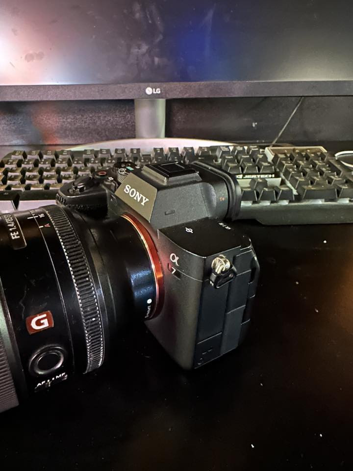 السلام عليكم
Sony A7 mark 4
الشتر اقل من ٩ الاف
الكامرة حيل نظيفة

فقط بدي
السعر مليونين 
***********
