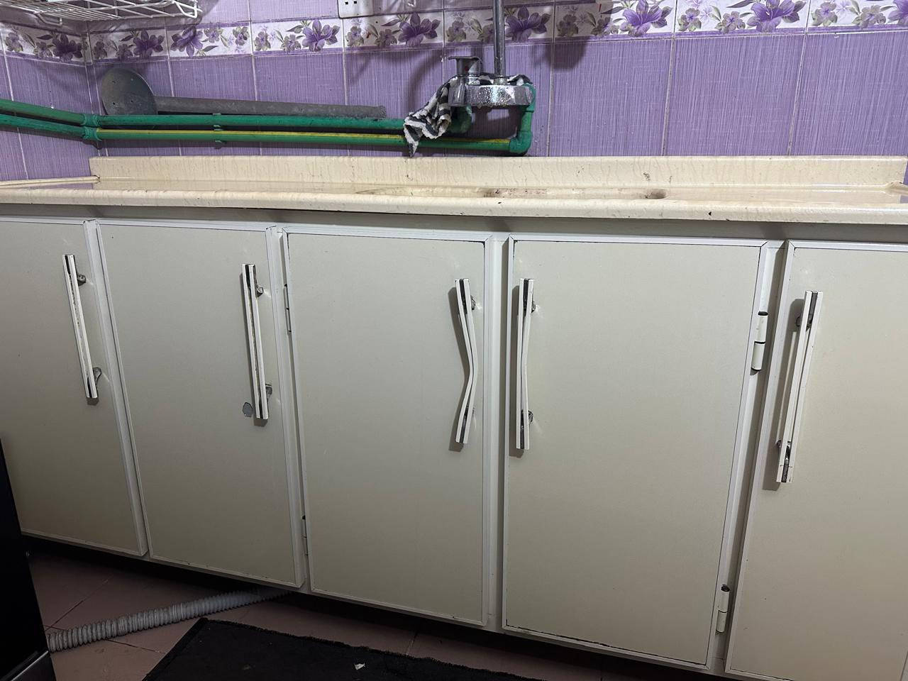 سلام عليكم عندي غراض مستخدمه نظيفه حيل 
طباخ عينين تسكام نظيف حيل وقوي وعملي 
كاونتر وملحق وسنك تزكام مبطن نظيف جدا
طباخ اربع عيون نظيف وشغال كله 
مجمده وسط نظيفه حيل 
ثلاجه حجم كبير نظيفه 
للاستفسار (***********)
متواجد عالفيس عمآ الاغراض نظيفه جدا
