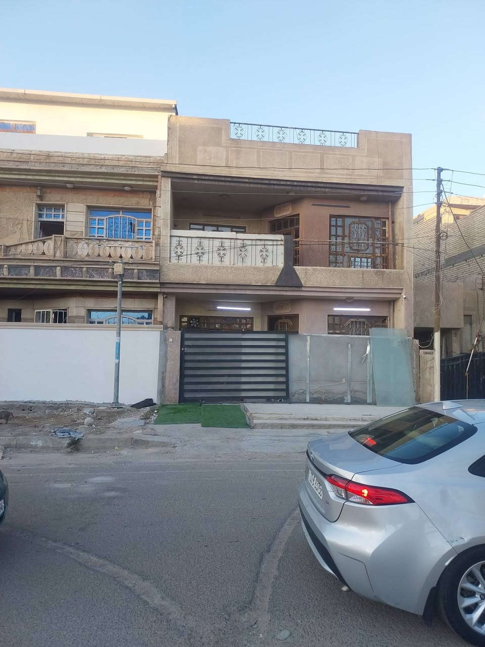 السلام عليكم 
دار للايجار 
العنوان نهايه شهداء البياع مقابل مدرسه الصقور
ايجار  ٥٥٠ الف 
شرط احد من المستأجر موظف 
باقي التفاصيل عنده مشاهد البيت 
الاتصال ***********
