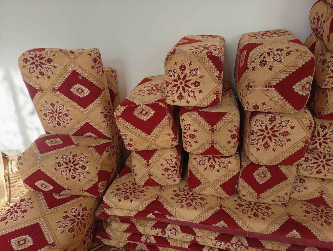 ديوان مستخدم للبيع نظافته ٧٠%100 7دواشك 9تكيات 14مساند ظهر 2زاويا بسعر مناسب مكاني
***********
