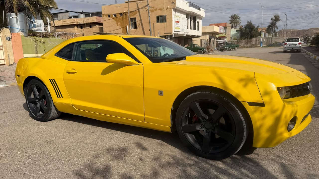 شوفرليت كمارو موديل 2010 اصفر ليموني 
فول مواصفات 
اربع كيجات 
سلايت 
تحكمات 
سياره مصبوغة حزام شرط كلشي بيه كير محرك تبريد تدفئة كهربائيات شرط كلشي بيه 
رقم وسنوية وهزه وبراد جديده لحد 2030 بأسمي شرط تحويل وغرامة 
وبيها بطاقة بنزين
سعرها 86 وبيه مجال
موبايل *********** طوز, صلاح الدين

