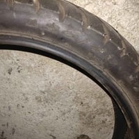 تاير قياس 130/70/17 جديد شركه فتحته من دراجه جديده مشيت عليه يومين وبد...