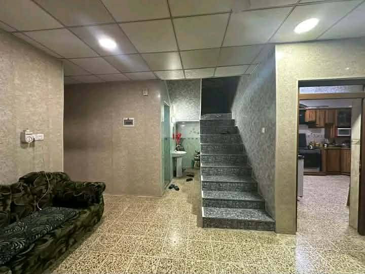 بيت للبيع في حي التاميم
ثالث بيت عن الشارع العام مقابل بانزيخانه الكفاءات الاهليه 
سند طابو ملك صرف 
المساحه 180 متر واجهَ 8 عمق 22.5 متر
غرفتين جوه وهول واستقبال ومطبخ وصحيات 
والطابق الثاني هول وغرف 2 وصحيات الطابق
الثاني زيرو بورسلين والحيطان جص ابيض بي 
 نقص الطابق الثاني فقط سقوف وابواب وبلك 
 سويج فقط ينزل من سعر البيت سعر 180وبي مجال
واتساب
***********
***********
