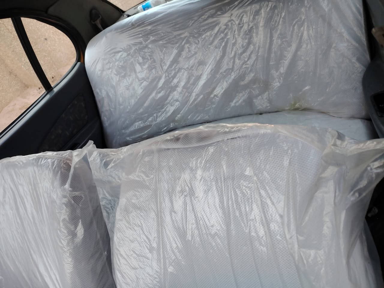 سلام عليكم سياره طيبه موديل 2015 بارد باب الخلفه سياره محرك نضيف تبرد بس غاز تخم تاير جديد رقم *********** موجود واتساب  وخاط سعر 40 وبيه مجال
