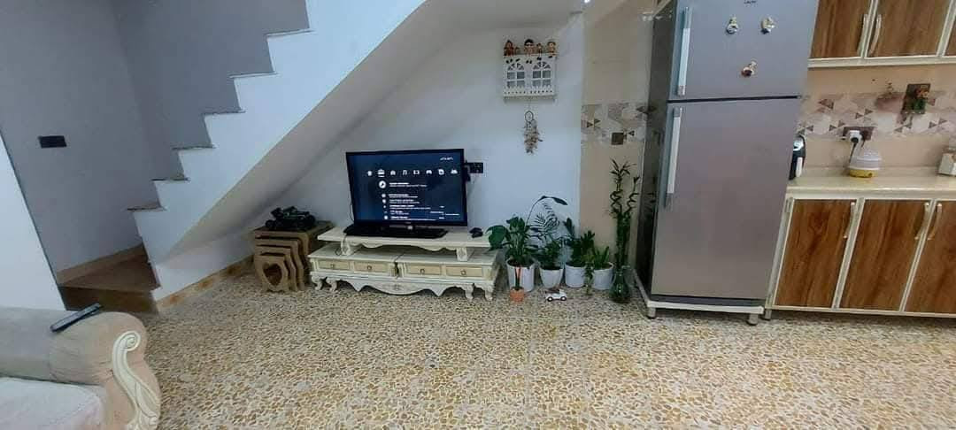 بيت للبيع مساحه 111مترواجهه 6وربع سطحين بي  طابق واحد غرفتين نوم هول مطبخ مناور عدد2نظام دكتات خطين ماء  البيت  في حي مزارع الصديق السعر 83مليون للاستفسار اتصل عل ***********
