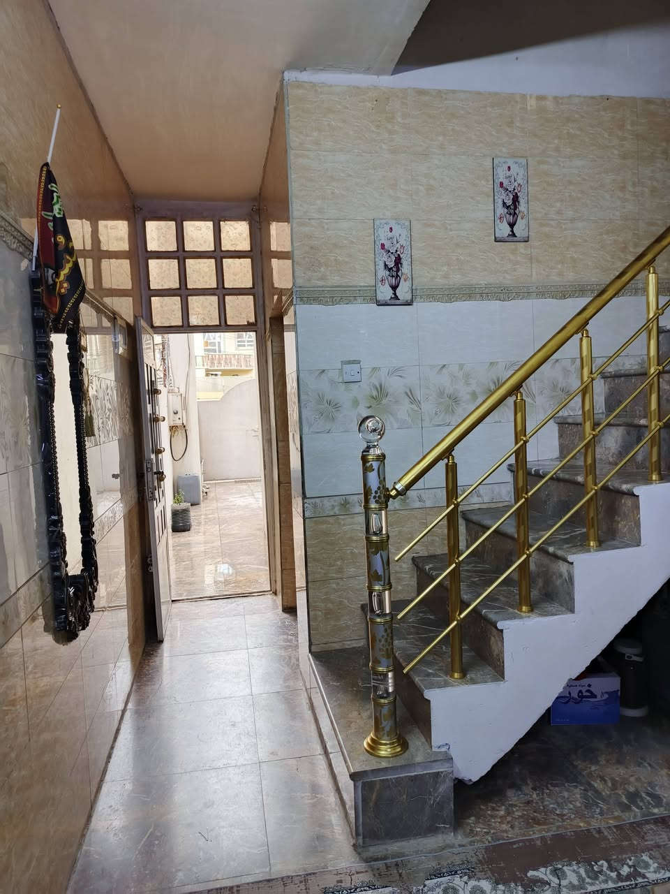 السلام عليكم
البيت للبيع مساحته 100 واجهة 5 نزال 20
يحتوي على كراج صالة حولي مطبخ بارد ومطبخ حار غرفتين نوم وصحيات 2 البيت نضيف جدا ارضيه مرمر والحولي والمطبخ سيراميك الطابق الثاني بورسلين 🎀🎀 منطقة الالفين 
رقم صاحب البيت ***********8
