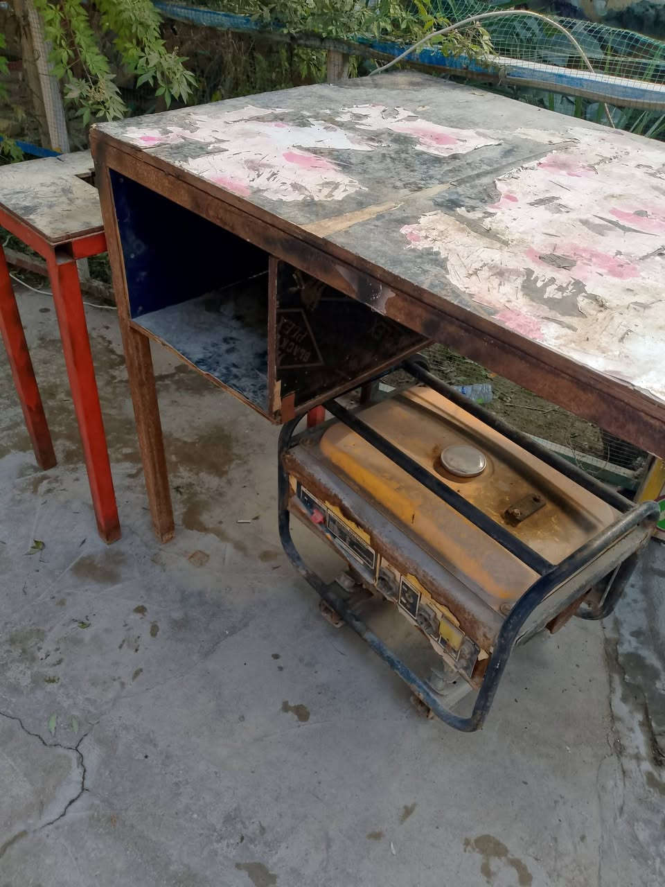 معرض محل مع ميز حديد وميز مكينه خياط  الزبير السعر 160 الف ***********
