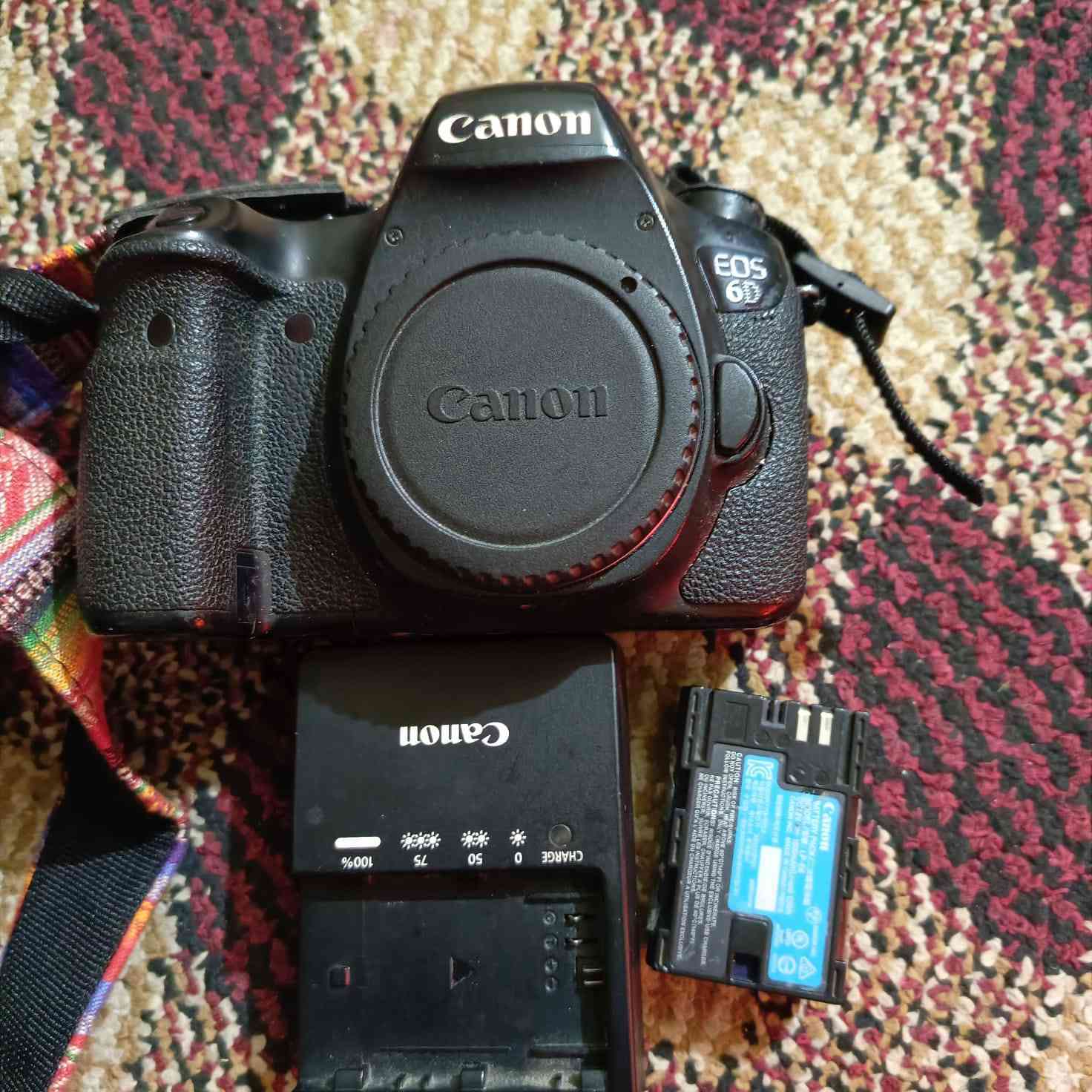 السلام عليكم كاميرا للبيع6D سعر 400 وبيها مجال ***********
