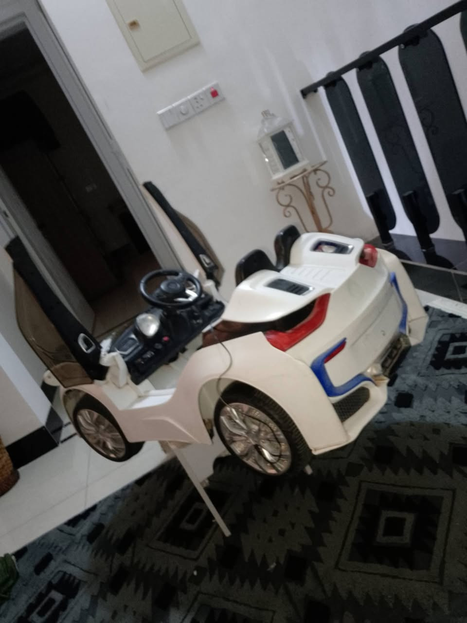 سياره اطفال للبيع بسعر 100الف سعر مناسب جدا لحك عليه نضيفه ناقصه بطاريه للاستفسار 7832392379
