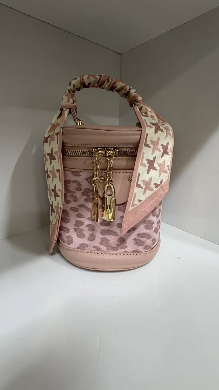 متوفر حقائب نسائية بأسعار مناسبة واشكال مميزة للحجز والاستفسار راسلونا دايركت


**إذا كنت صاحب هذا الإعلان وتريد حذفه لأي سبب، رجاءا أرسل رسالة إلى الدعم الفني**