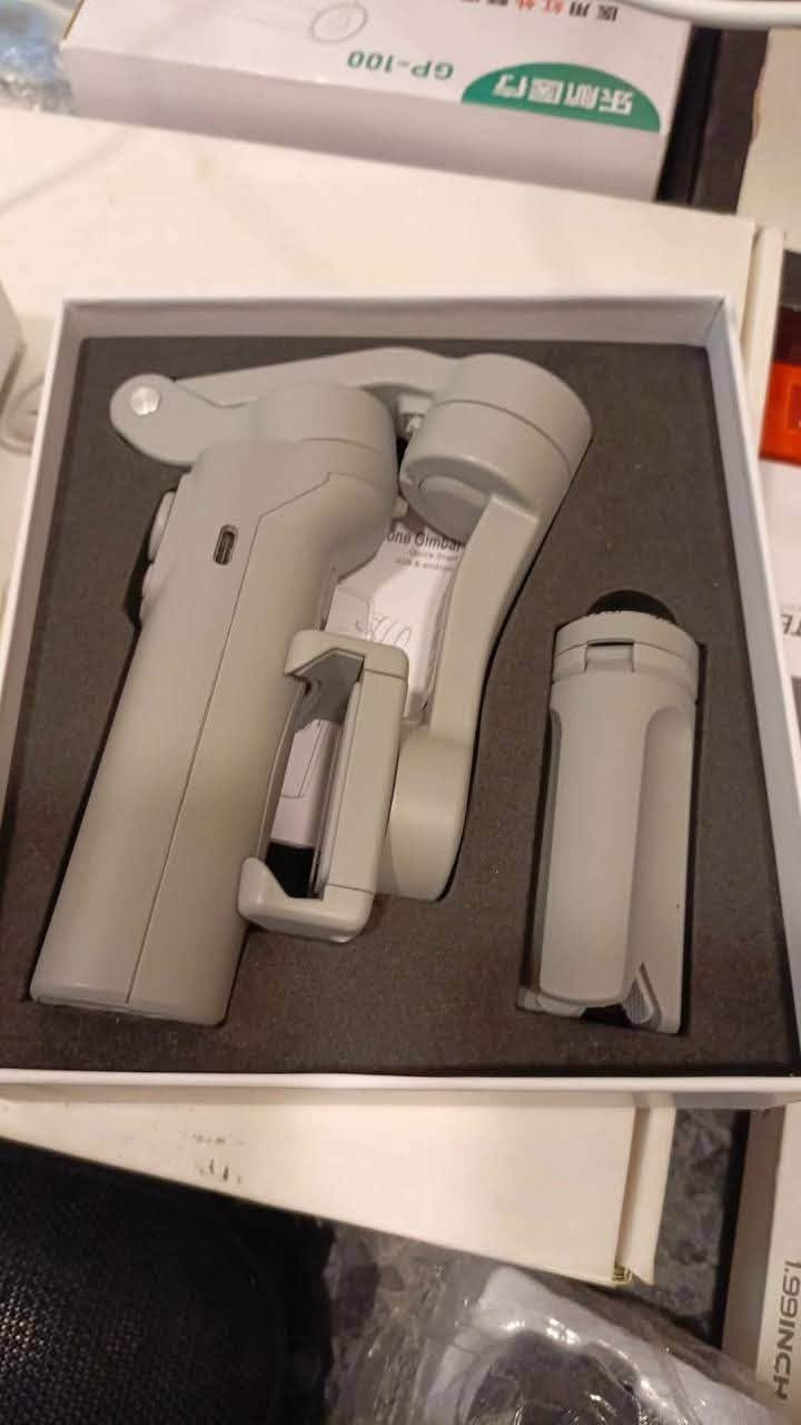 F5 3-Axis Foldable Gimbal، مانع اهتزاز (ستاند ذكي متحرك) للهواتف الذكية ومخصص لتصوير الفيديوهات بشكل ناعم واحترافي بدون اهتزاز.
 أهم مواصفاته:
 محاور التثبيت (3-Axis): يحتوي على 3 محاور للحركة (الالتفاف، الإمالة، والتدوير) لضمان ثبات الفيديو تماماً حتى أثناء المشي أو الجري.
 قابل للطي (Foldable): تصميمه مرن بحيث يمكنك طيه ليصبح بحجم صغير يسهل حمله في الحقيبة أو الجيب.
 تتبع الوجه (Face Tracking): ميزة ذكية عبر التطبيق الخاص به تتيح للكاميرا اللحاق بوجهك وتتبع حركتك تلقائياً أثناء التصوير.
 خاصية التقريب (Zoom Function): يحتوي على أزرار أو عجلة للتحكم بالزوم (التكبير والتصغير) مباشرة من مقبض الستاند دون الحاجة للمس الشاشة.
 التصوير الفاصل المتاح (Time-lapse): يدعم أوضاع تصوير احترافية مثل التايم لابس والـ Motionlapse (تصوير مرور الوقت مع حركة الكاميرا).

السعر 100 وبيه مجال اهل التصوير يفيدكم جايتكم المشايه


**إذا كنت صاحب هذا الإعلان وتريد حذفه لأي سبب، رجاءا أرسل رسالة إلى الدعم الفني**