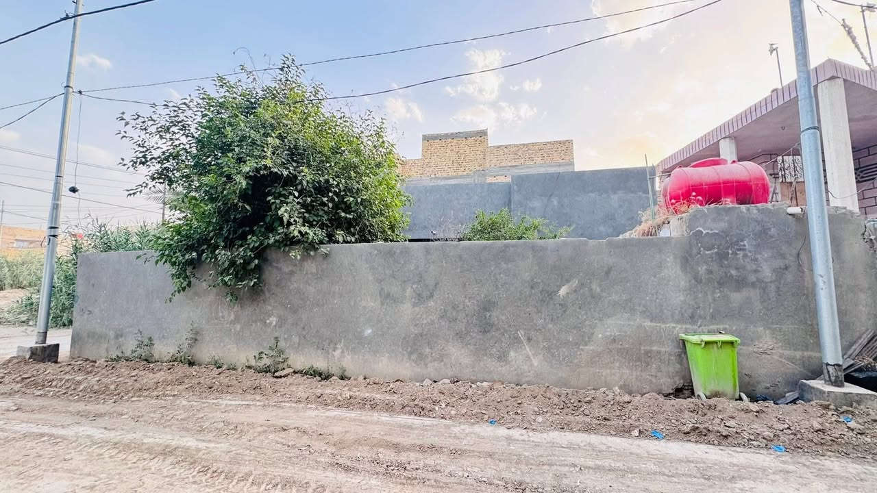 بيت للبيع في السنيه حي البلديه المساحه ٢٤٠ ونزاله ١٧ واجهييه ١٤ البيت يحتوي عل غرفتين وصاله ومطبخ واستقبال وحمام داخلي للاستفسار اكثر الاتصال عل رقم ***********
