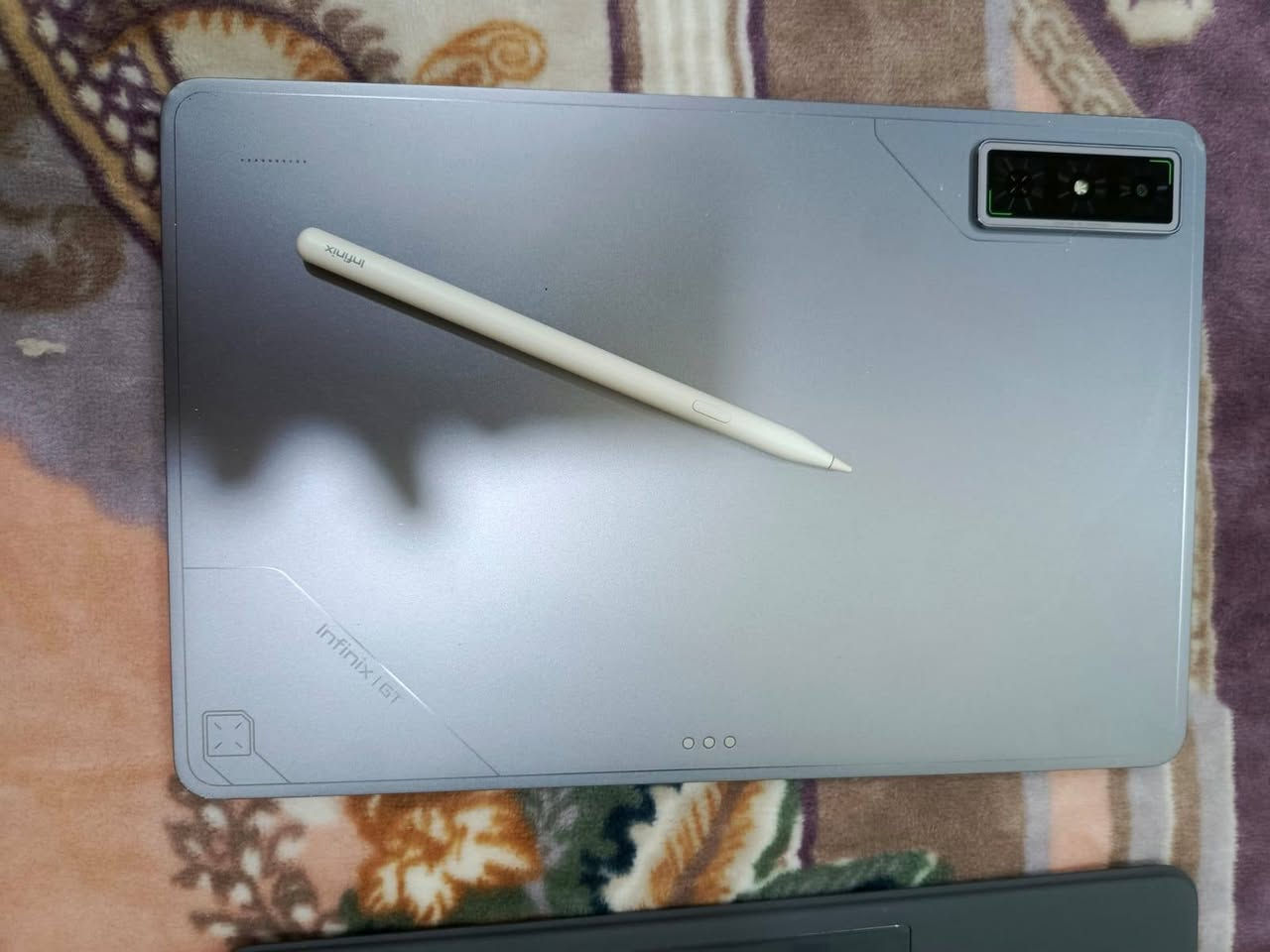 انفنكس اكس باد جي تي للبيع 
Infinix XPAD GT 
جهاز متكامل مع كامل ملحقاته الإنتاجية الأصلية (تم شراء القلم والكيبورد بشكل منفصل لتوفير تجربة لابتوب وتابلت كاملة)
🔍 المواصفات الخارقة للجهاز:
الشاشة: عملاقة بحجم 13 بوصة بدقة فائقة 2.8K وبمعدل تحديث 144Hz (سلاسة خرافية بالألعاب وتصفح المحتوى).
المعالج: التنين القوي Qualcomm Snapdragon 888 (أداء مستقر وقوي جداً مع أقوى الألعاب والبرامج الثقيلة).
الذاكرة والتخزين: 256GB ذاكرة داخلية مع 8GB رام.
البطارية: ضخمة جداً بسعة 10,000mAh تدعم الشحن السريع 33W.
النظام الصوتي: 8 سماعات محيطية (8 Speakers) مع نظام صوتي ثلاثي الأبعاد 3D.
التصميم: جسم معدني كامل (All-Metal Body) فخم ونحيف جداً (6.5 ملم فقط).
النظام: أندرويد 14 الأصلي، مع ميزات الذكاء الاصطناعي Infinix AI.
🎁 الملحقات الإضافية المتوفرة مع العرض (تم توفيرها منفصلة):
Infinix XPAD GT KEYBOARD: كيبورد أصلي مغناطيسي يحول التابلت إلى لابتوب متكامل للدراسة، العمل، والكتابة السريعة.
Infinix X Pencil: القلم الذكي الأصلي للرسم، التصميم، وتدوين الملاحظات بدقة عالية وسلاسة.
Vegan Leather Case: كفر جلدي فاخر وأنيق لحماية الجهاز يأتي داخل علبة الجهاز.
سعر 560,000 دينار عراقي 

الموقع: بغداد.
📞 للتواصل والاستفسار: واتساب 
***********
