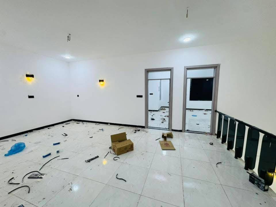 🏠 منزل عصري للبيع - بناء حديث 2026
فرصة مميزة لامتلاك دار سكنية بتصميم حديث وتفيذ هندسي متقن (صب كونكريت مسلح)، جاهزة للسكن الفوري.
📍 تفاصيل العقار:
• المساحة: 200 متر مربع.
• نوع العقار: طابو زراعي 
•العنوان / التقية الثالثة داخل مجمع الروان
• عدد الطوابق: طابقين 
• سنة البناء: 2026 (بناء جديد لم يسكن).
📐 التصميم الداخلي:
🔹 الطابق الأرضي:
• استقبال واسع للضيوف.
• صالة داخلية (هول) بتوزيع مريح.
• غرف نوم عدد (2).
• مطبخ.
• مجموعة صحيات داخلية + صحيات خارجية.
• طارمة واسعة ومنطقة مدخل.
🔹 الطابق الثاني:
• غرف نوم عدد (2).
• صالة جلوس إضافية.
• مجموعة صحيات متكاملة.
🏗️ المواصفات الفنية:
• الهيكل الإنشائي: كونكريت مسلح بالكامل لضمان أعلى مستويات المتانة.
• تشطيبات حديثة وعصرية تناسب ذوقك.
📞 للتواصل والاستفسار:
للمزيد من المعلومات أو لتحديد موعد للمعاينة، يرجى مراسلة الحساب مباشرة أو الاتصال على الرقم ***********
