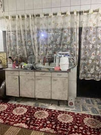 كاونتر خشب مستعمل نظيف للبيع سعره 300 وبي مجال الاستفسار علىى الخاص او...