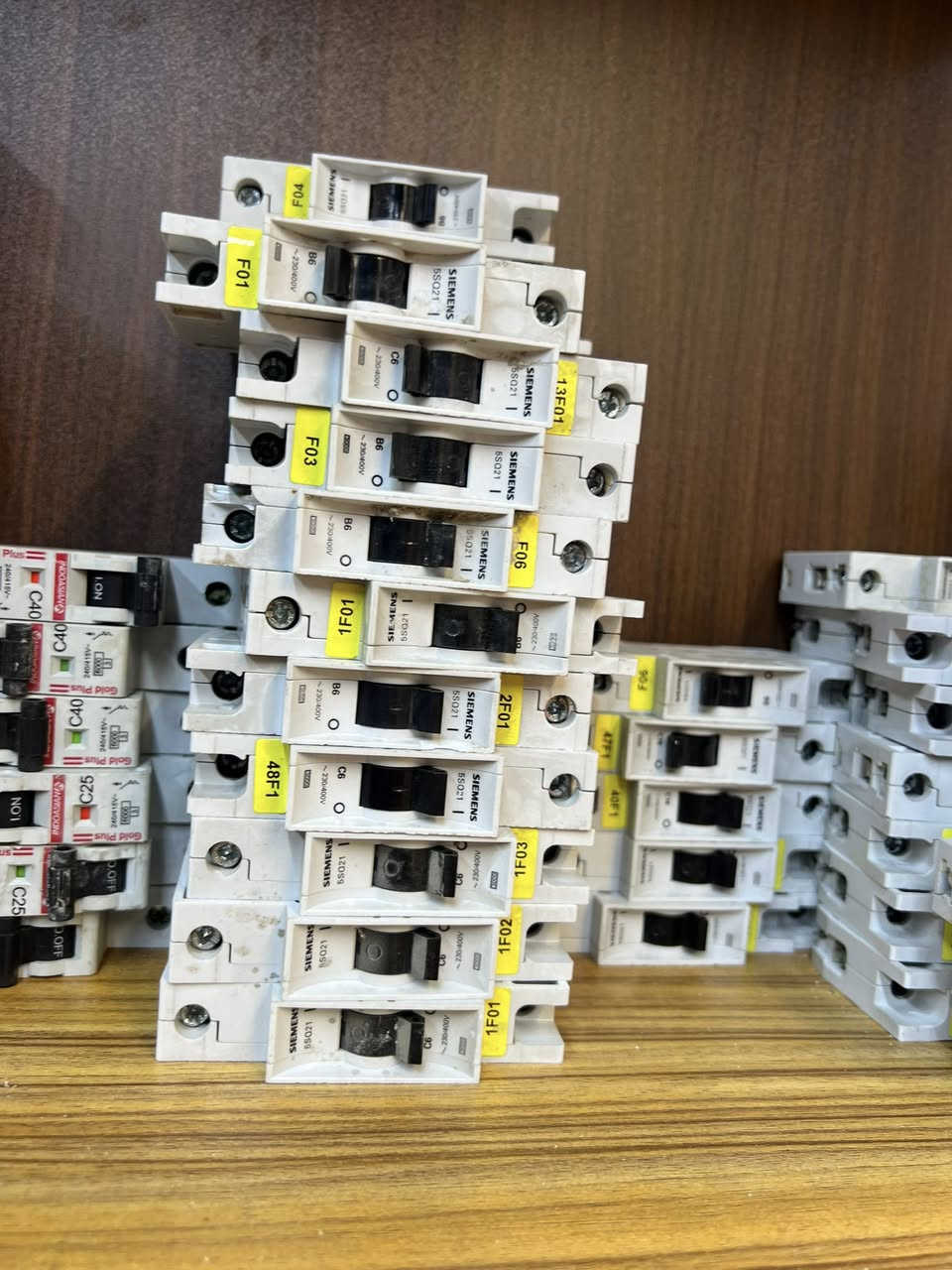 جوزات مفرده -مزدوجه-ثلاثيه 
سيمنز اصلي 
6 أمبير —٦٣ أمبير 
كميه محدوده 
للاستفسار  ***********
