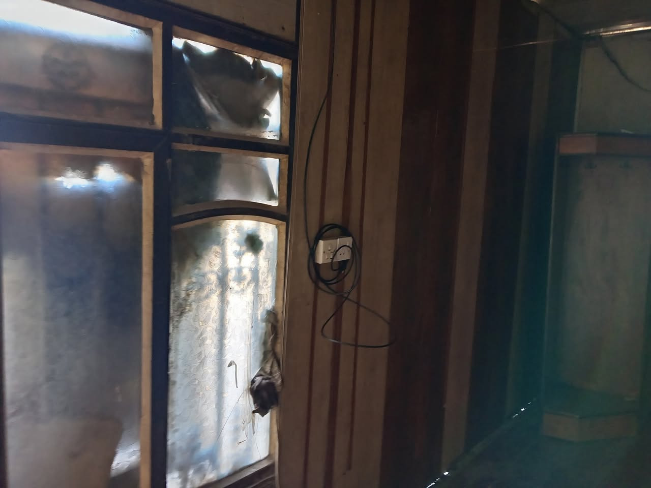 السلام عليكم كرفان للبيع ٥ طول ٣ عرض كامل مع باب وشباك حديد سعرة مليون وبي مجال رقم تلون ***********
