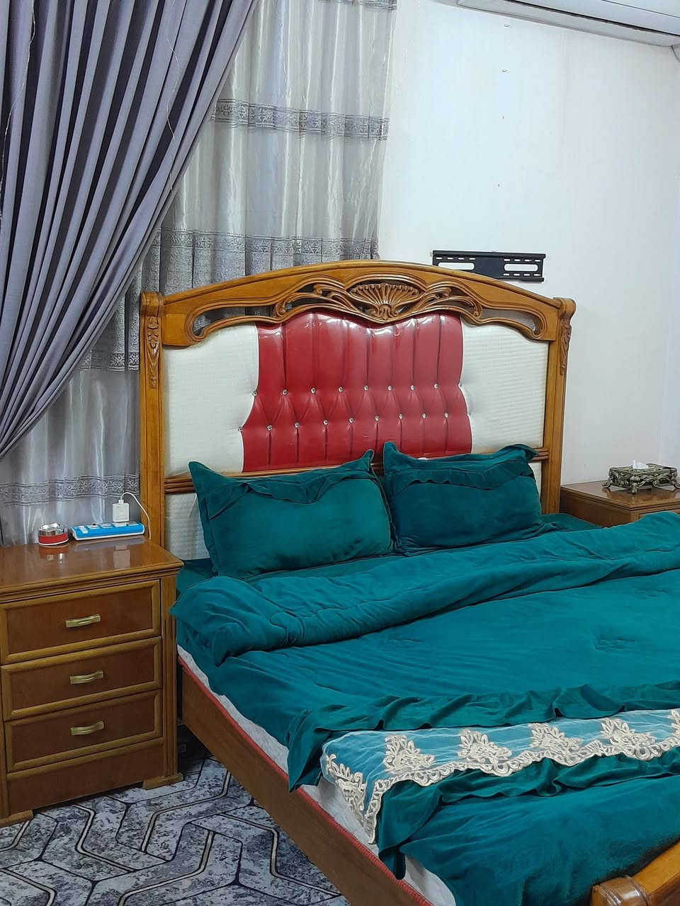 سلام عليكم ابيع غرفه تزام شغل ايدي اني نجار نضيفه وجديده كلش مثل ماوضح بصوره ***********
